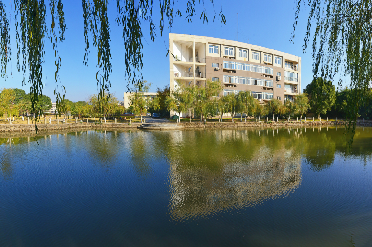 南湖全景裁剪.jpg