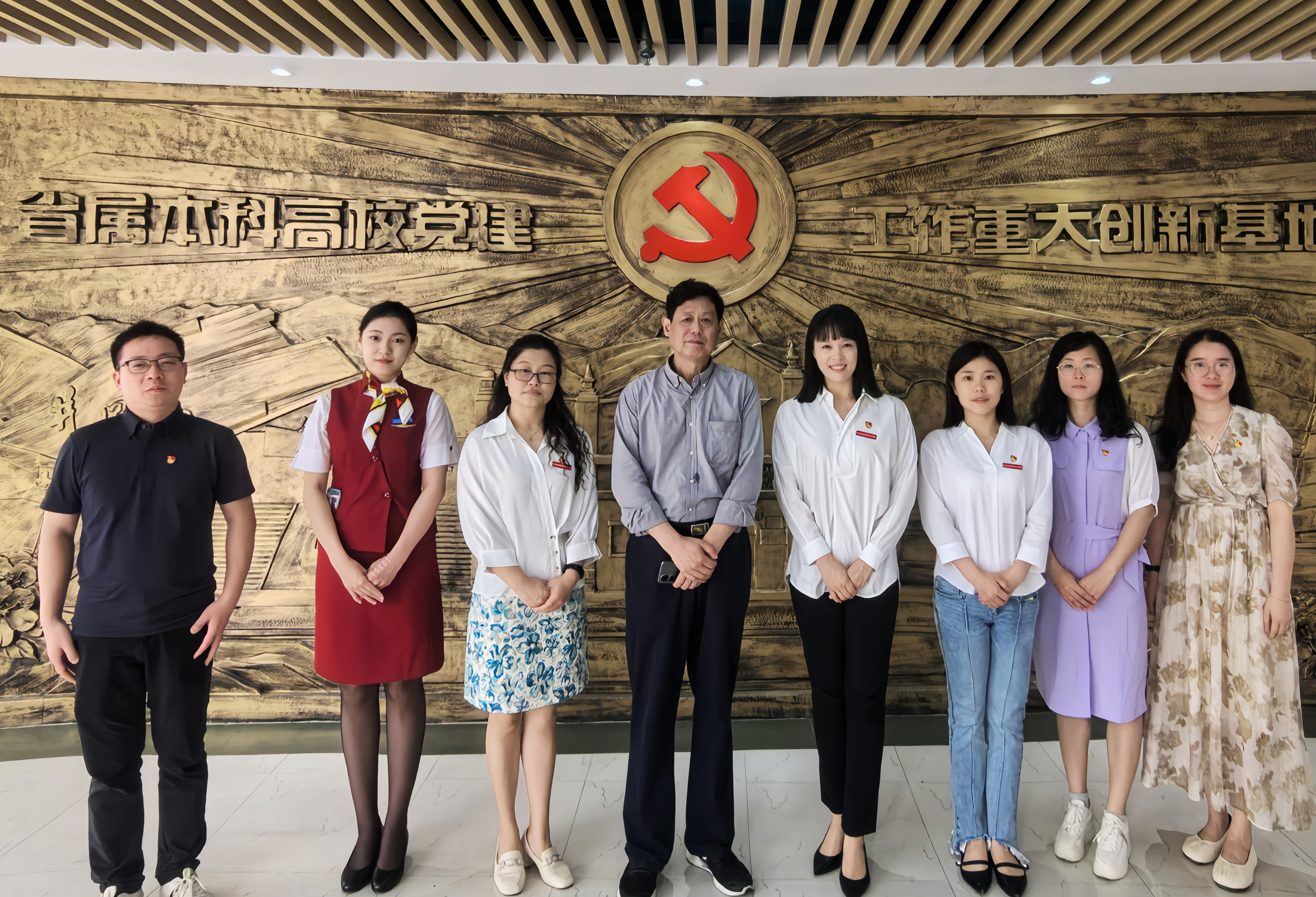 南昌航空大学党建创新实践中心指导参观合影.jpg