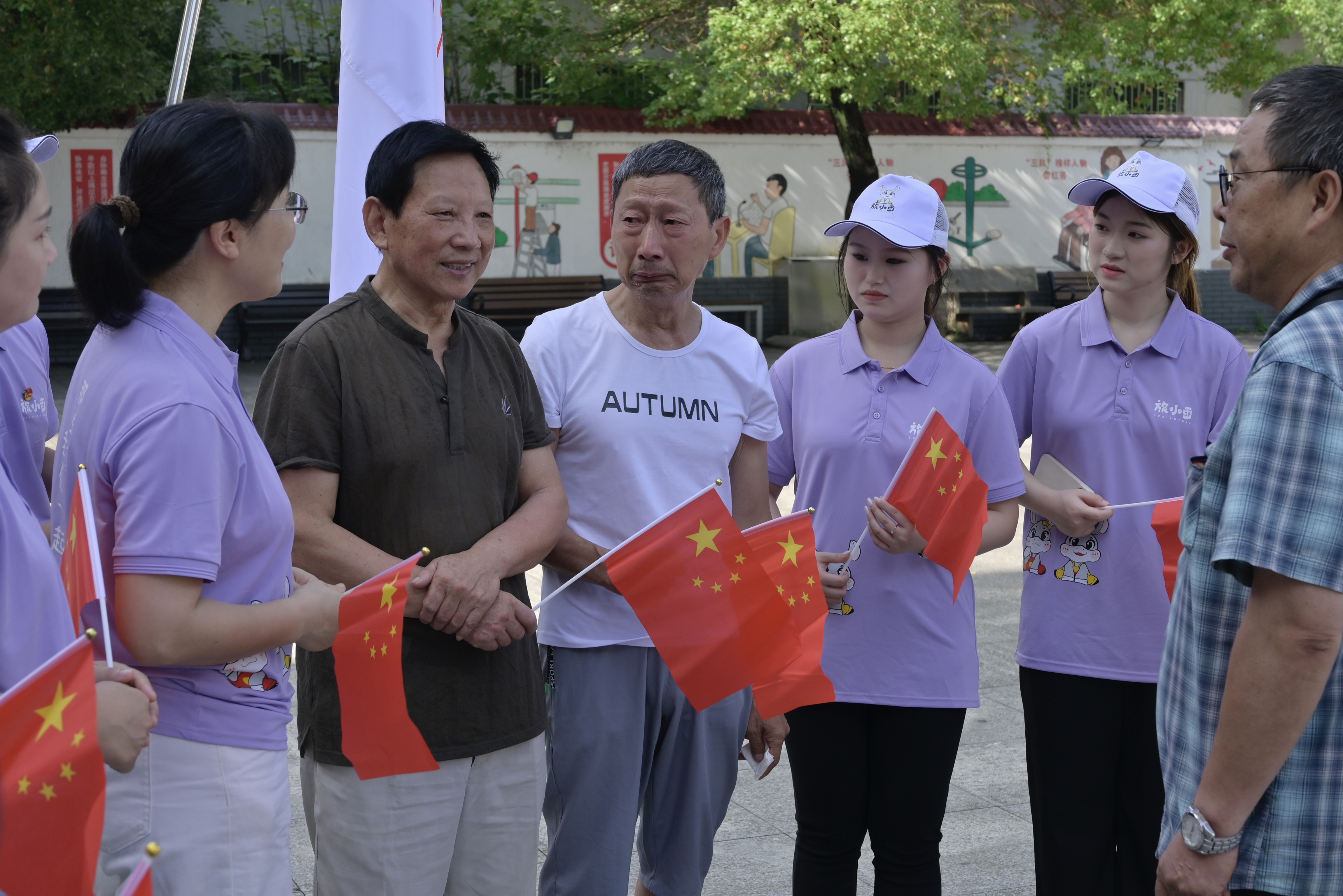 在社区文化广场上听原南昌电厂职工讲述社区故事.jpg
