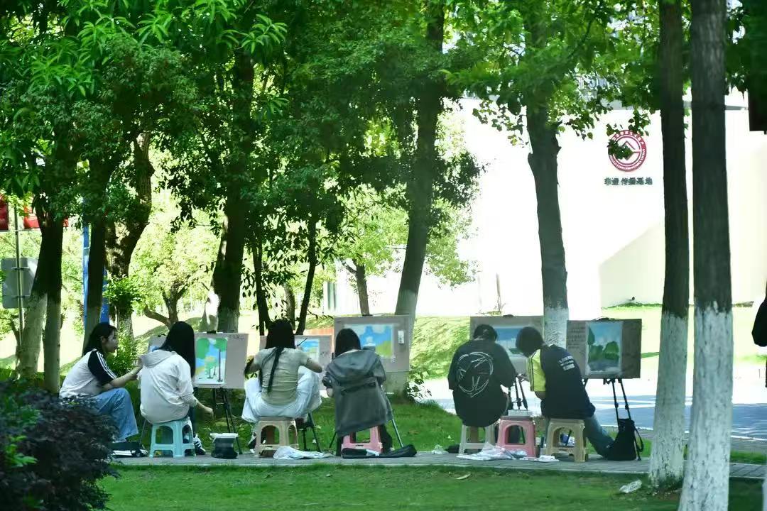 图片2 典型案例学生们坐在林间草坪上，描绘着校园中的那一抹绿.jpg