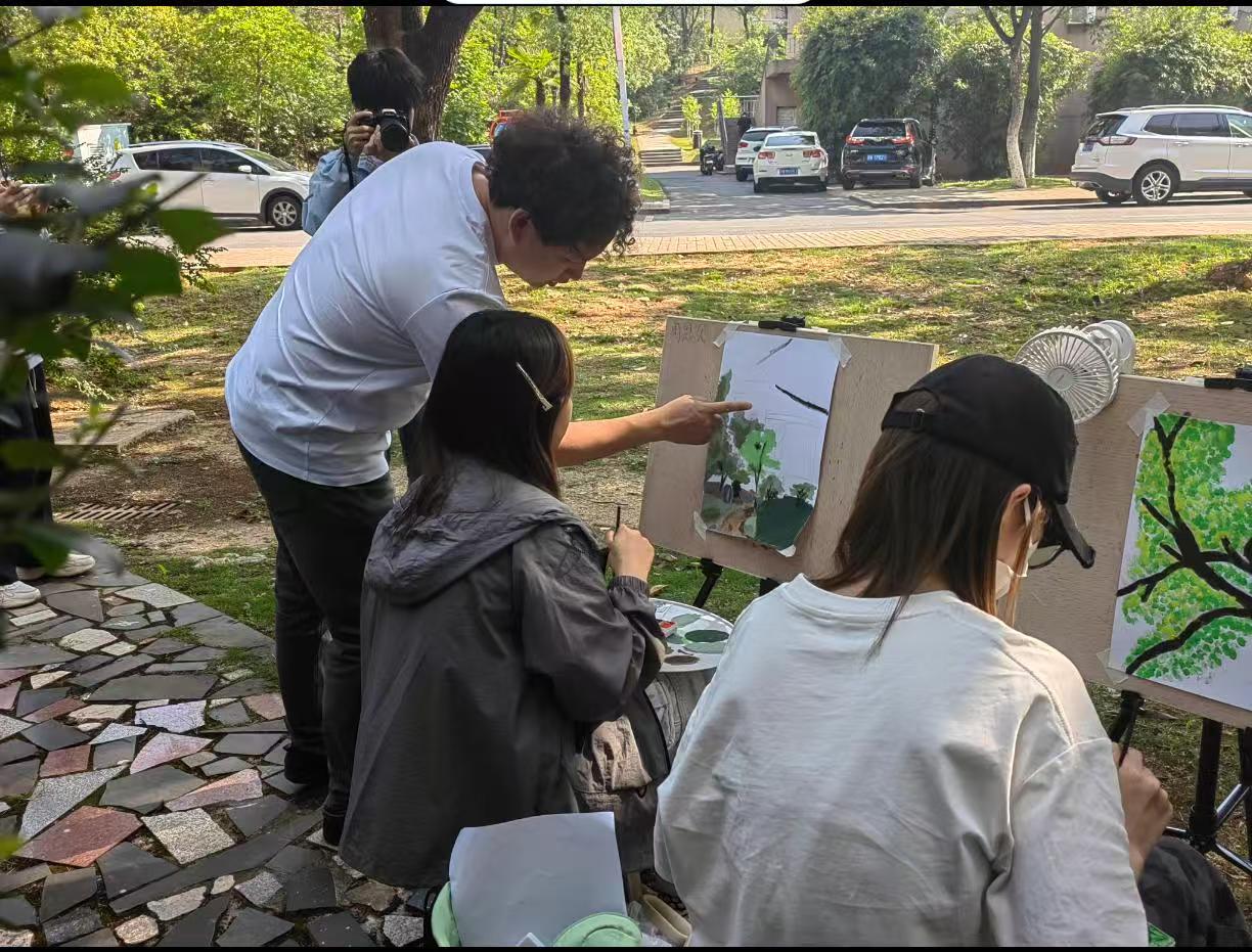图片3 典型案例朱华老师对于学生的绘画作品作出了指导.jpg