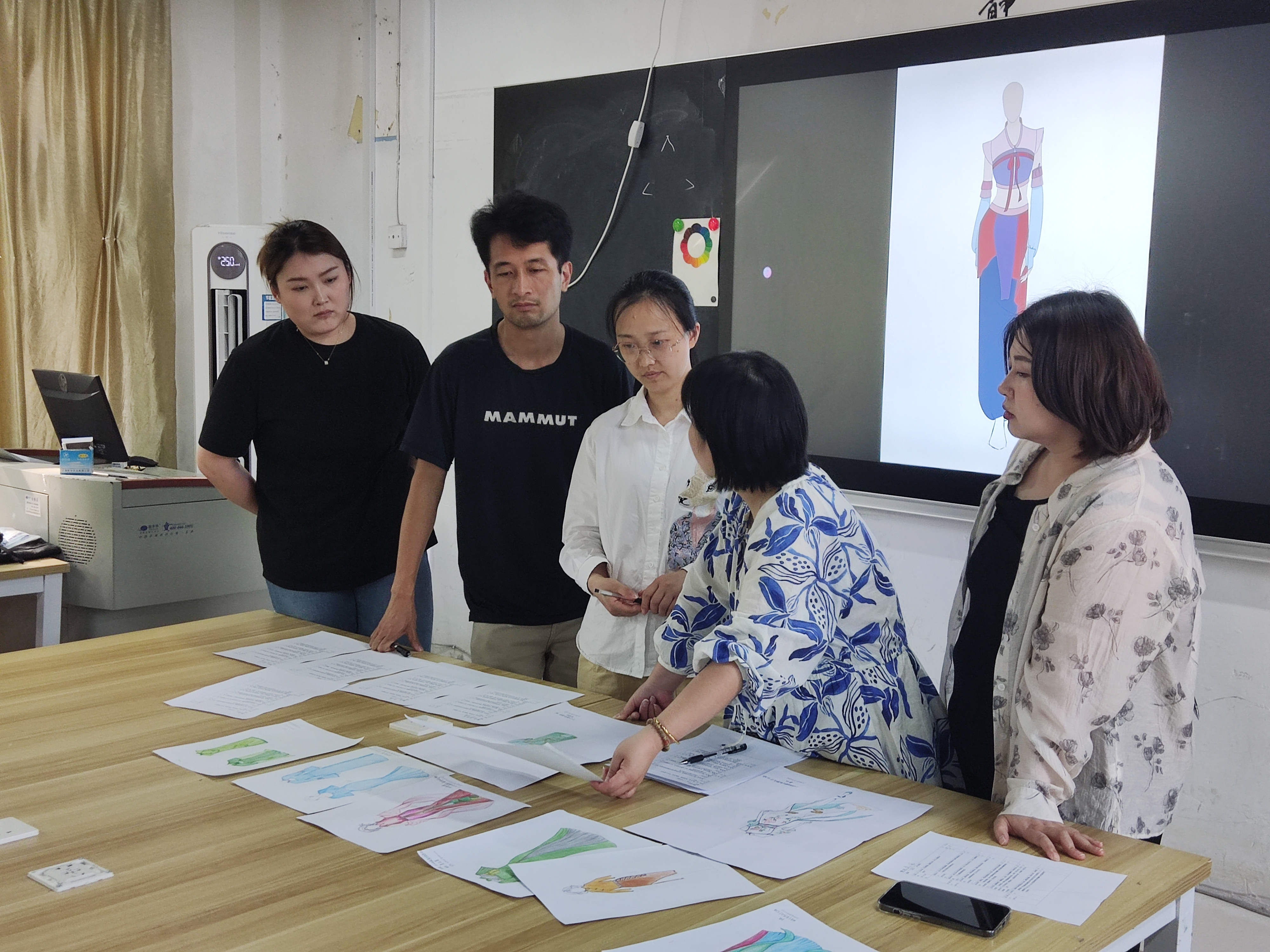 2025年5月14日，参赛选手们展示着自己的才华.png