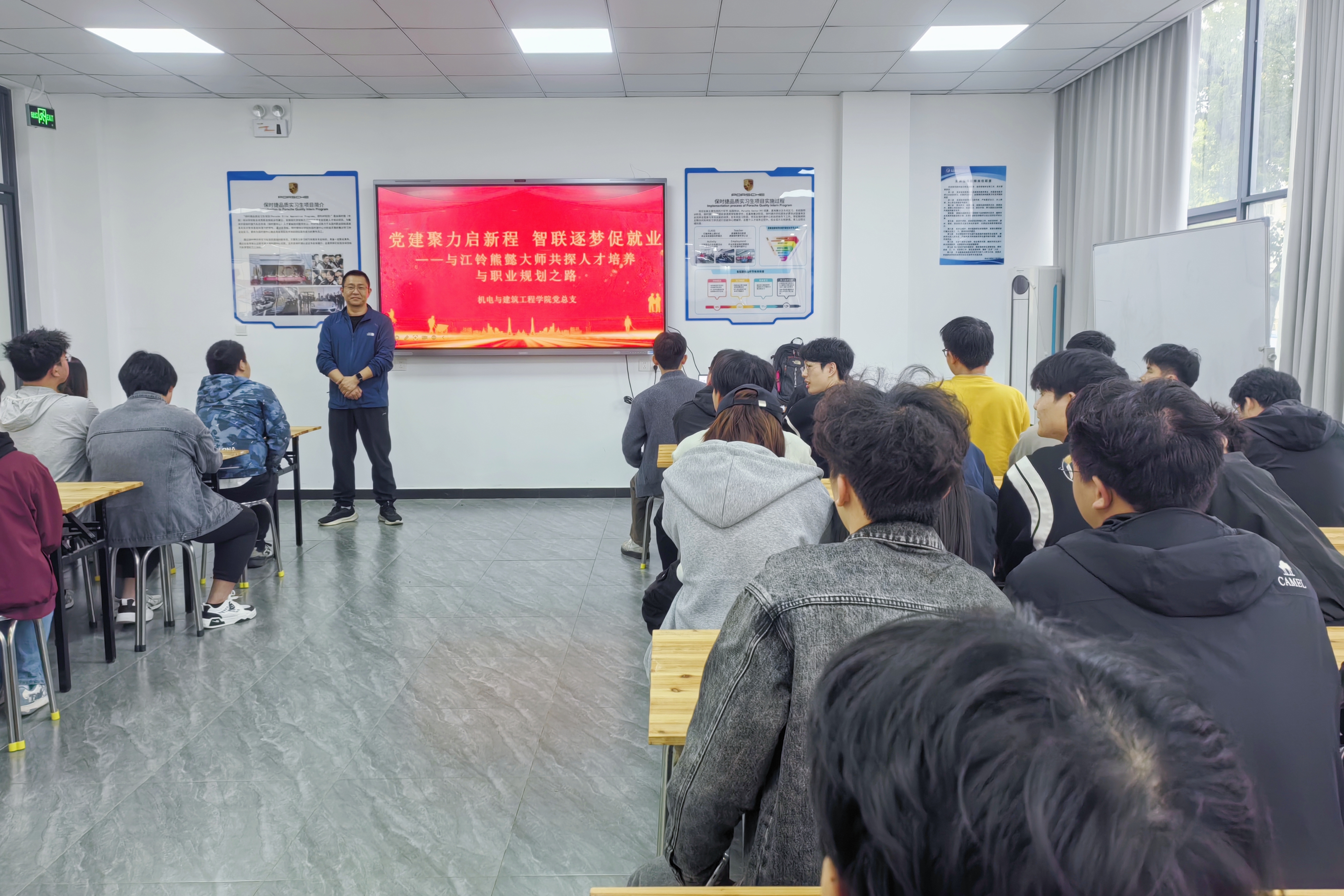 机电与建筑工程学院携手国家级技能大师熊懿共推人才培养高质量发展2.jpg