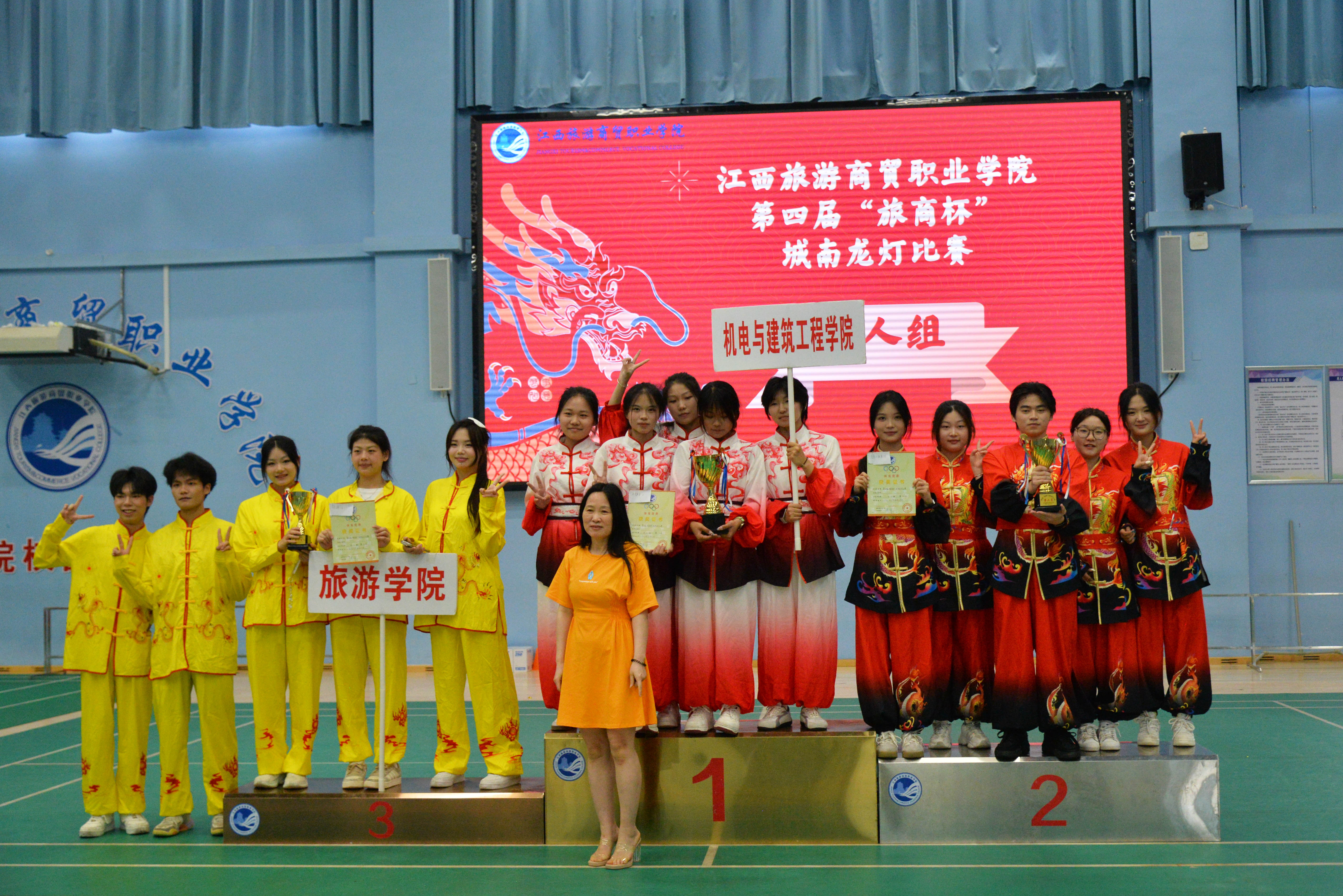 五人组获奖.JPG 五人组获奖.JPG