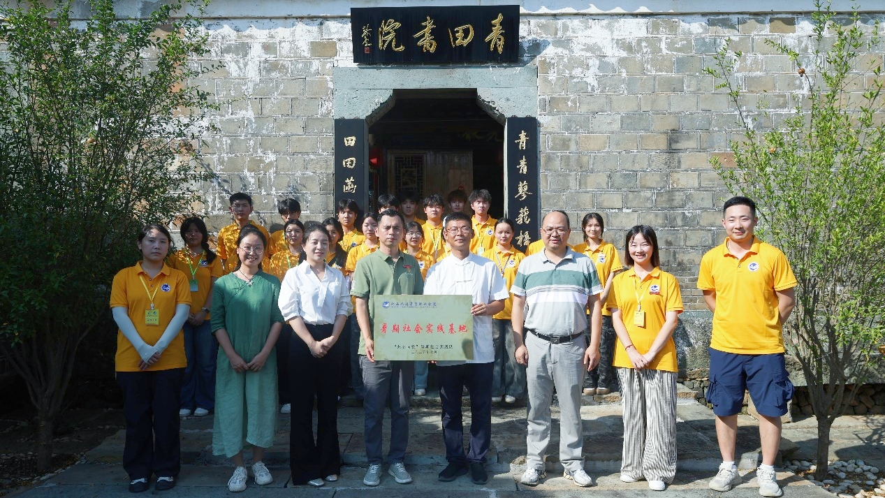 团队与服务基地合影,基地授牌仪式.jpg 团队与服务基地合影,基地授牌仪式.jpg