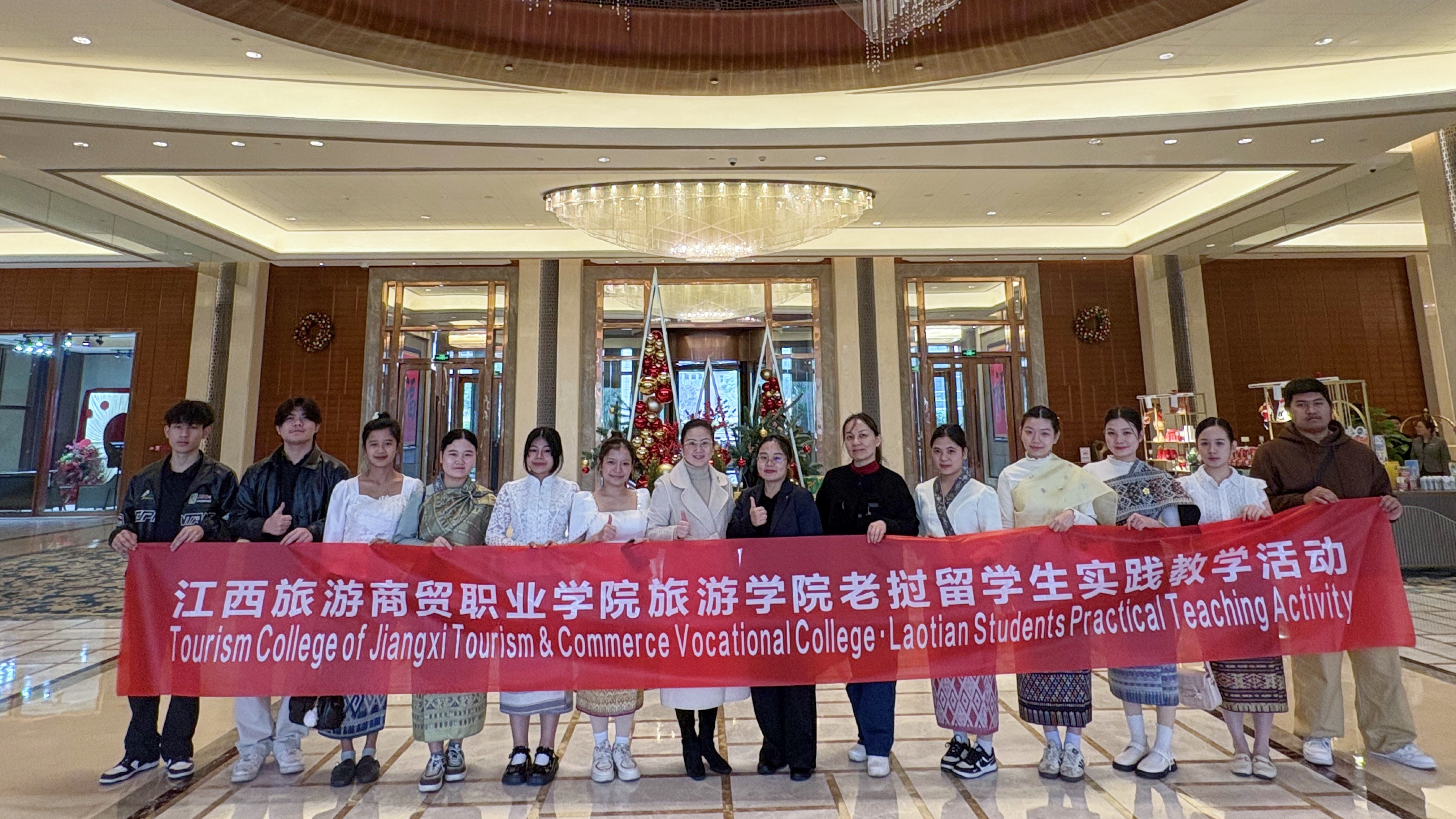 3.1老挝留学生外出实践教学.jpg
