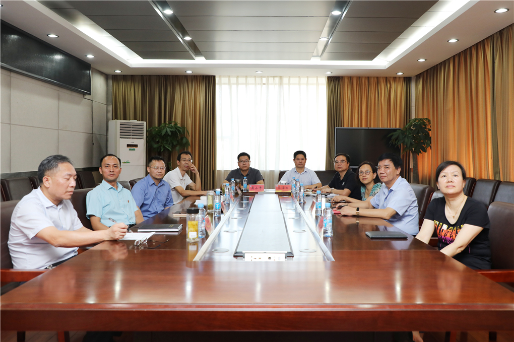 收看表彰大会 (1).jpg