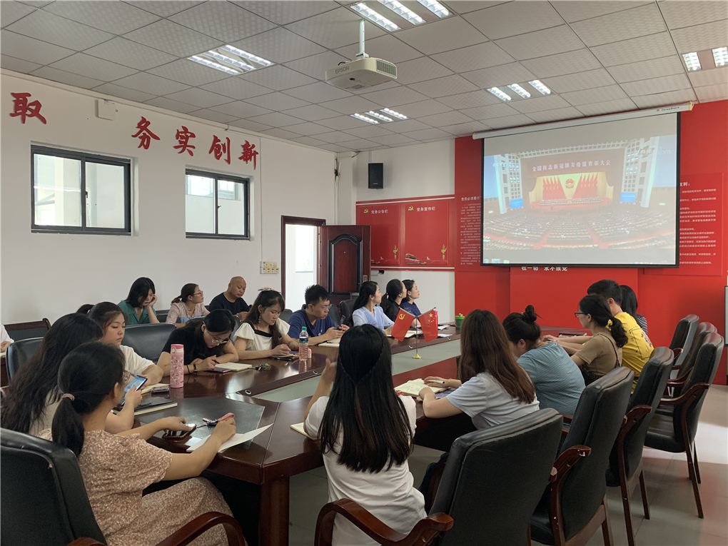 收看表彰大会 (4).jpg