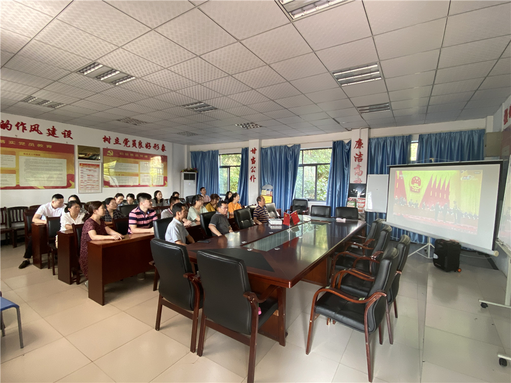 收看表彰大会 (5).jpg