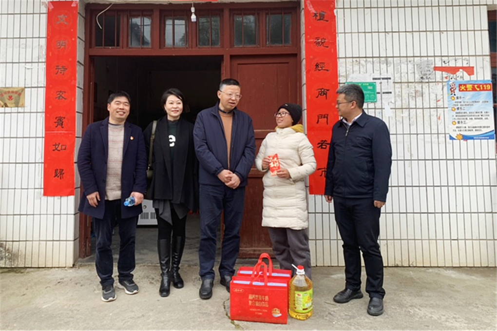 慰问脱贫户1照片.jpg
